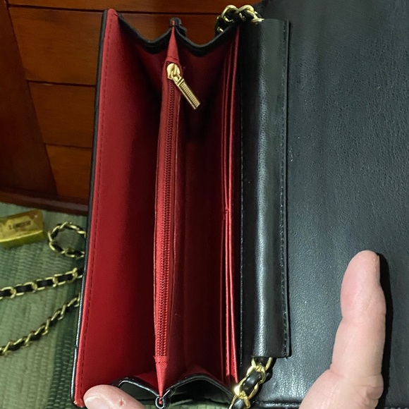 Elegant Black Quilted Chain Crossbody Bag - Picture 7 of 9